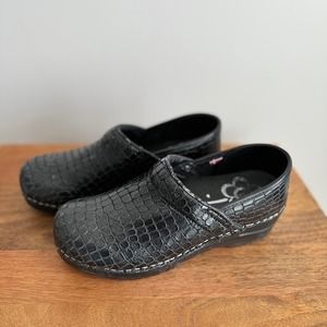 Sanita Black Clog Size 38 (6.5-7)